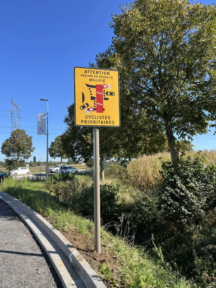 Installation panneaux signalisation routière