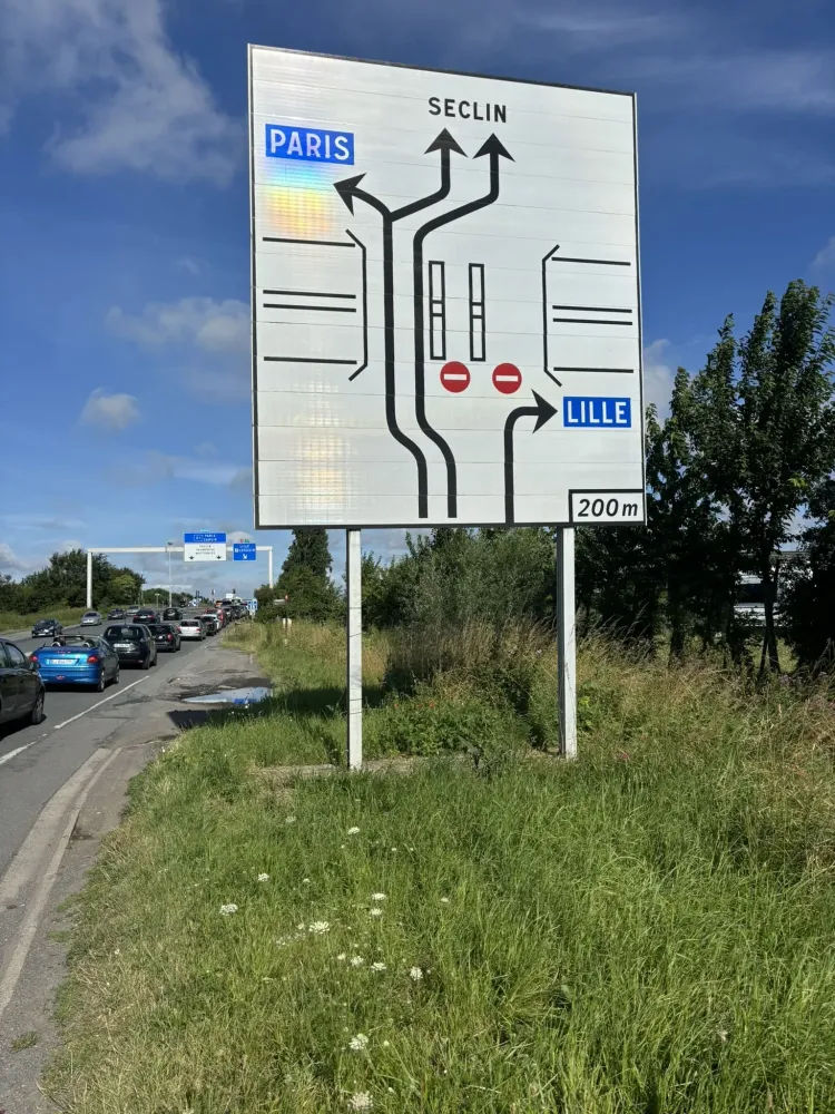 Installation panneaux signalisation routière