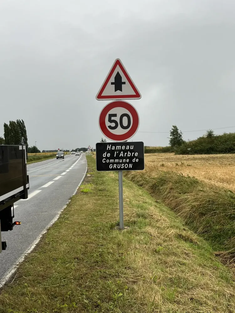 Installation panneaux signalisation routière - limitation de vitesse